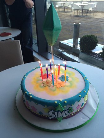 Празднование 14-летия The Sims в EA Studios